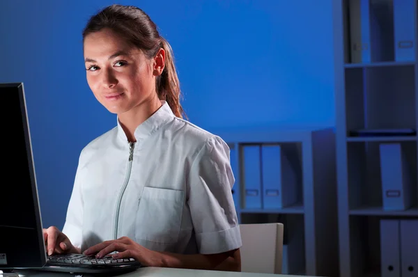 Büroarbeit in der Nacht — Stockfoto