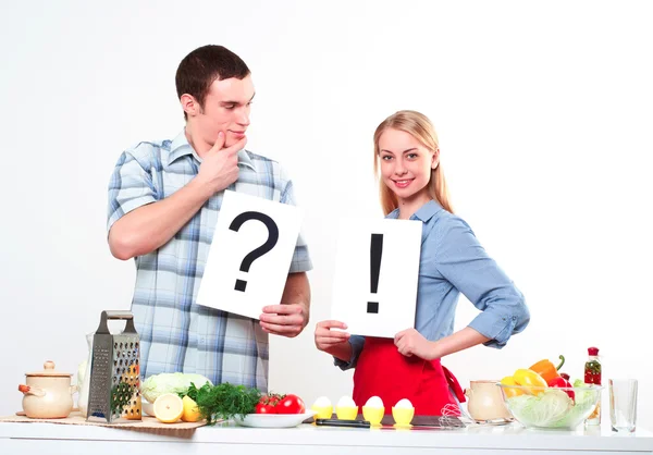 Couple tenant une assiette avec des signes — Photo