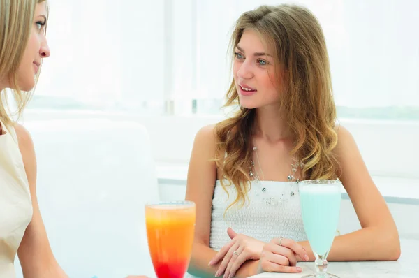 Deux belles femmes bavardant dans un café — Photo