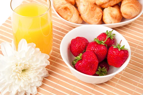 Snídaně s plody, pomerančový džus a rohlík — Stock fotografie