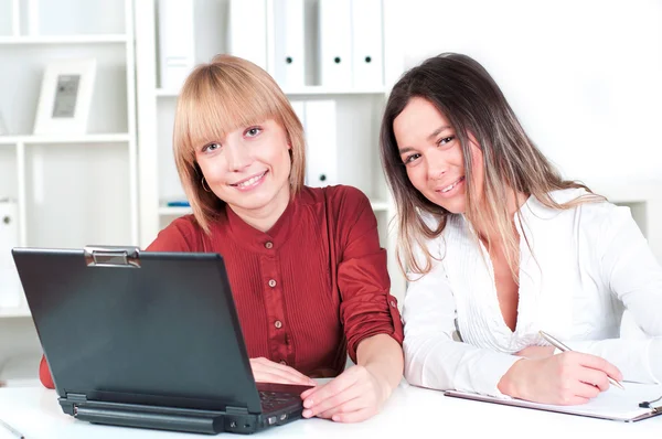 Portrait de belles femmes d'affaires — Photo