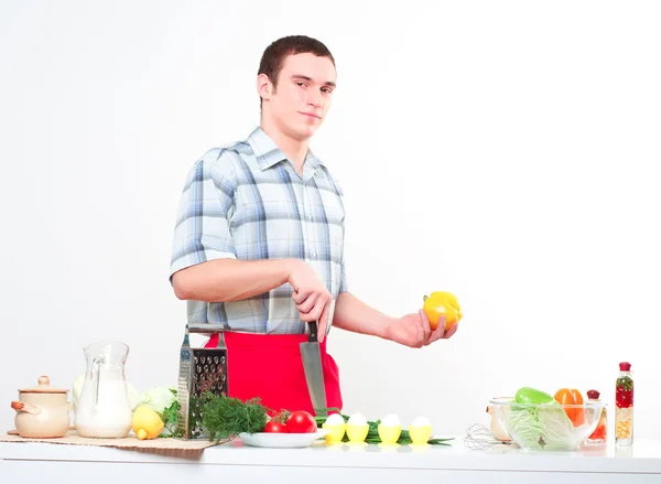 Genç bir adam portresi yemek yapmak — Stok fotoğraf