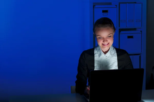 Portrait d'une femme dans un bureau de nuit — Photo