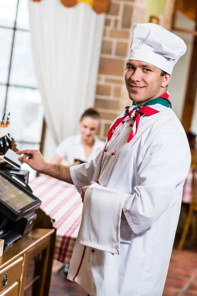 Cook insere o cartão em um terminal de computador — Fotografia de Stock