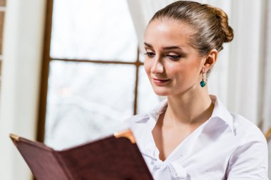 restoranda güzel bir Bayan portresi