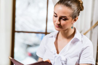 restoranda güzel bir Bayan portresi