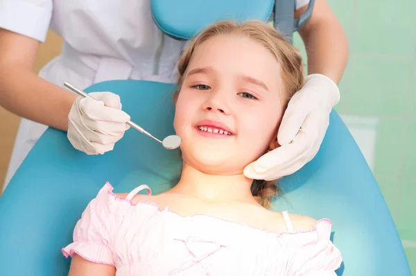 Chica visitando dentistas, visitar al dentista — Foto de Stock