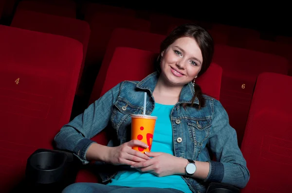 Frau im Kino — Stockfoto