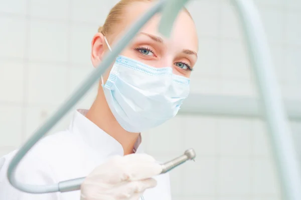 Dentistas femininos em máscara protetora — Fotografia de Stock