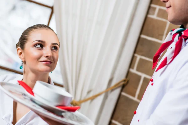 Garson bir yemek için güzel bir kadın getiriyor. — Stok fotoğraf