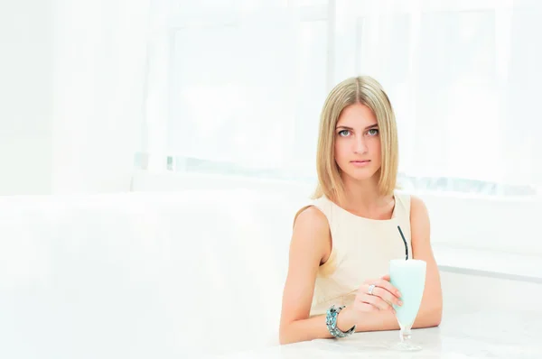 Portret van een leuke vrouw in een café stad — Stockfoto