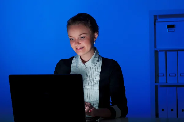 Portrait d'une femme dans un bureau de nuit — Photo