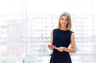 iş raporları tutan kadın