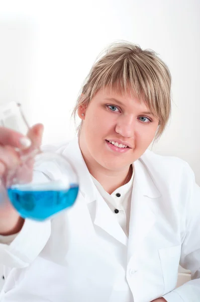 Química femenina mezclando líquidos en tubos de ensayo —  Fotos de Stock