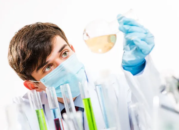 Retrato de un científico trabajando en el laboratorio — Foto de Stock