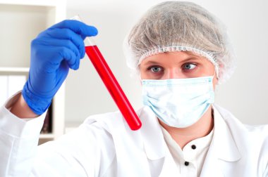 kadın kimyacı test tüpleri sıvılarda karıştırma