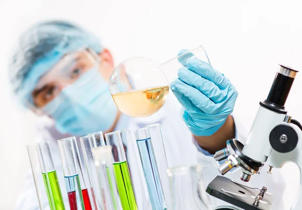 Científico trabajando en el laboratorio — Foto de Stock