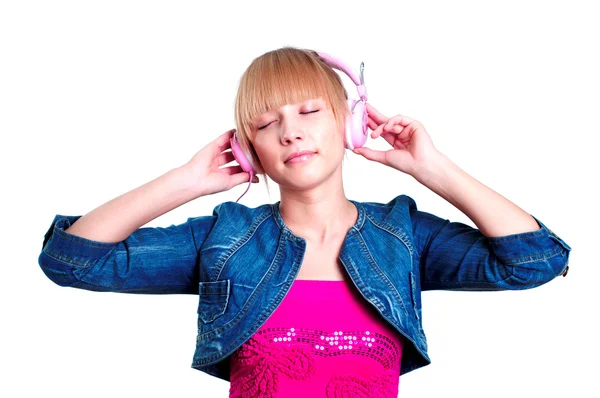 Jeune femme attrayante listant à la musique — Photo