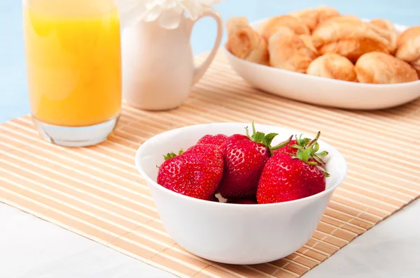 Desayuno con bayas, zumo de naranja y croissant —  Fotos de Stock