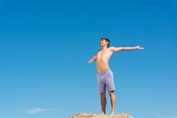 Uomo senza camicia contro cielo blu — Foto Stock