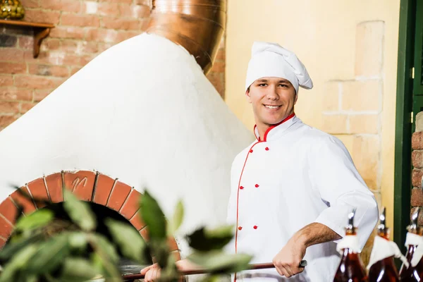 Chef working in the kitchen — Stock Photo, Image