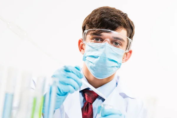 Retrato de un científico trabajando en el laboratorio —  Fotos de Stock