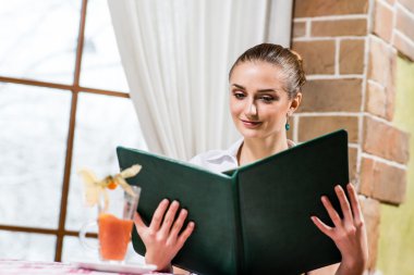 restoranda güzel bir Bayan portresi