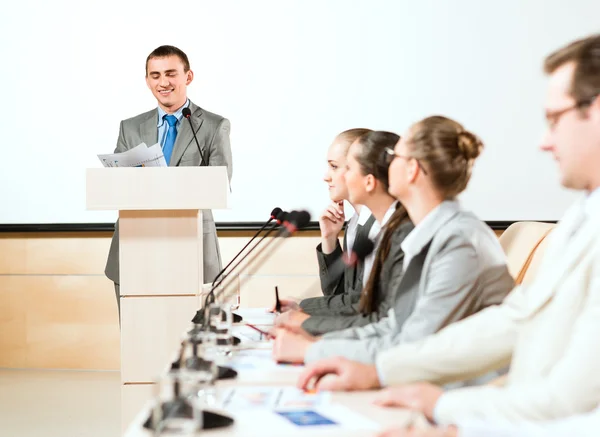 Les hommes d'affaires communiquent à la conférence — Photo