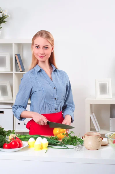 Porträtt av en kvinna som matlagning grönsaker — Stockfoto