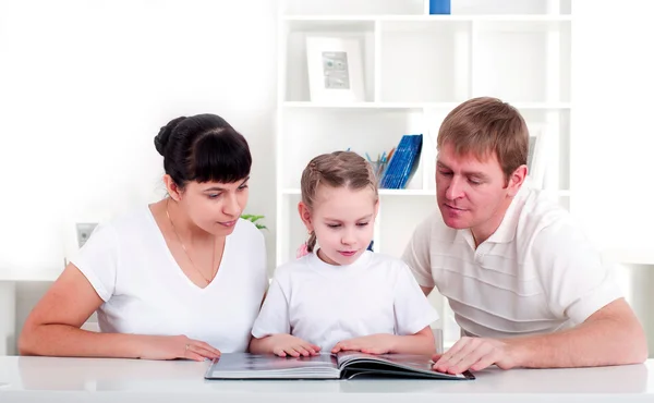 Familie liest gemeinsam ein Buch — Stockfoto