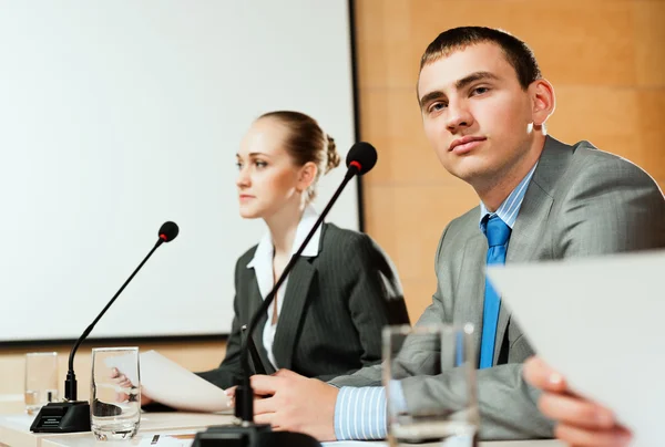 Les hommes d'affaires communiquent à la conférence — Photo