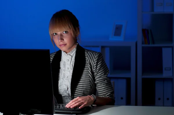 그녀의 노트북으로 작업 하는 여자 — 스톡 사진