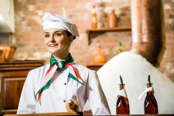 Cocinero en cocina — Foto de Stock