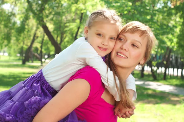 Familie im Park — Stockfoto