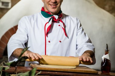 Mutfakta çalışan erkeğin yemek