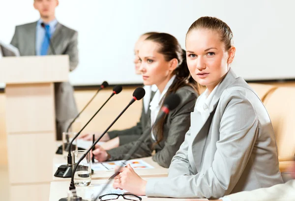 Empresarios se comunican en la conferencia — Foto de Stock