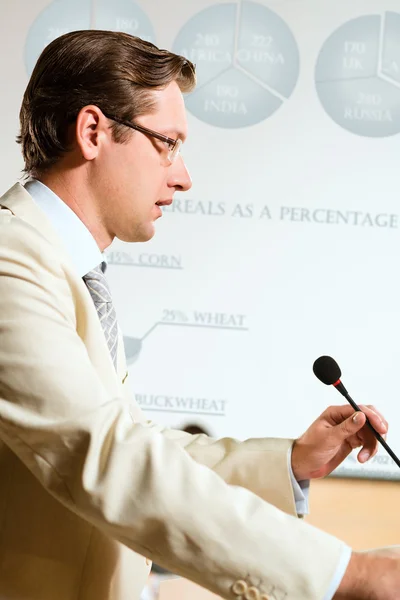 Geschäftsmann spricht auf Konferenz — Stockfoto