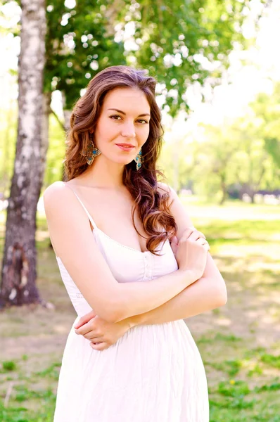 Portrait of an attractive woman in the park — Stock Photo, Image