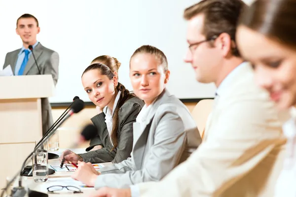 Empresarios se comunican en la conferencia — Foto de Stock