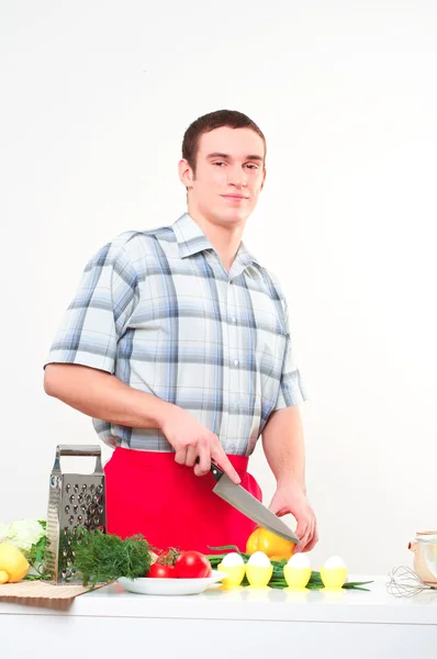 Портрет молодого человека, приготовить еду — стоковое фото
