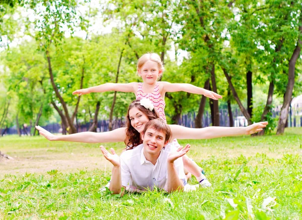 Familjen ligger i parken — Stockfoto
