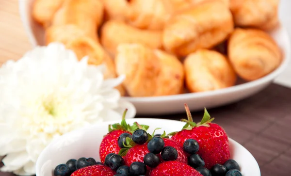 Завтрак с ягодами, молоком и круассаном — стоковое фото