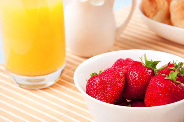 Café da manhã com bagas, suco de laranja e croissant — Fotografia de Stock