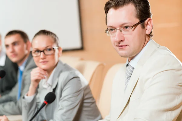 Zakenlieden communiceren op de conferentie — Stockfoto