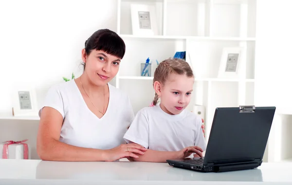 Mom and daughter are working together for a laptop — Stock Photo, Image