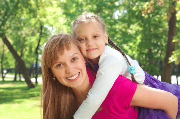 Familj i parken — Stockfoto