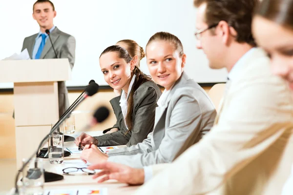 Empresarios se comunican en la conferencia —  Fotos de Stock