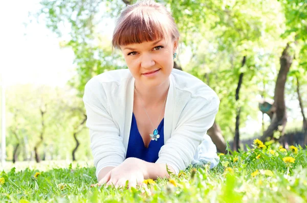 Portret pięknej kobiety w lato park — Zdjęcie stockowe