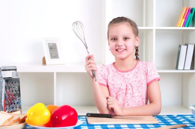 Mutfakta çalışan kız