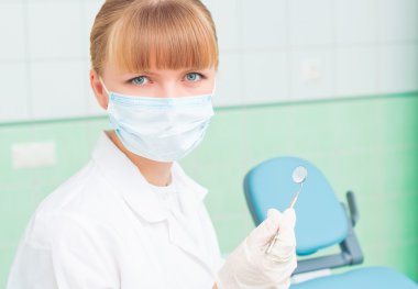 koruyucu maske içinde kadın diş hekimleri